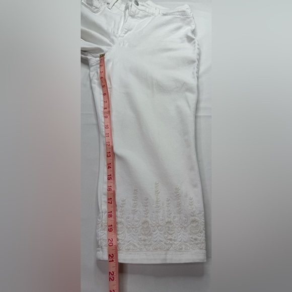 Gloria Vanderbilt Amanda White Embroidered Capri Jeans Slimming Size 12 - Picture 9 of 9